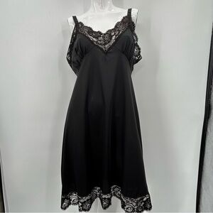 *** Tagless Black Nylon Slip *** Good Size! *** please see measurements